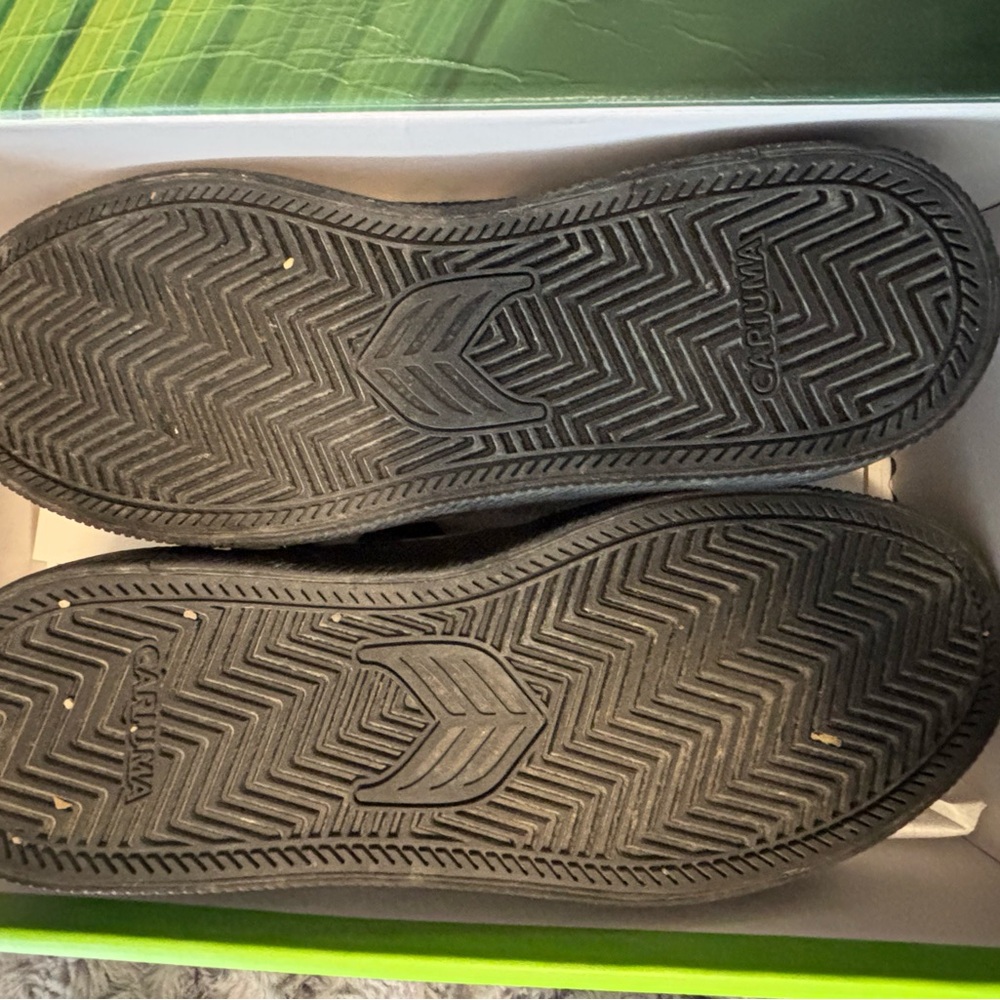 Cariuma Black Sneakers Modern Athletic Style - Picture 3 of 4